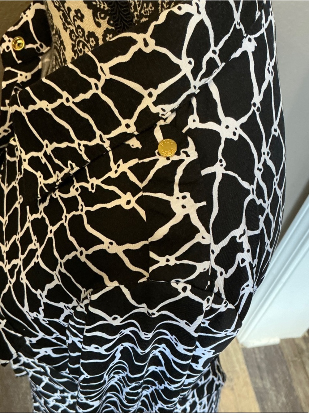 BCBGMaxAzria Black & White Abstract Chain-Link Blouse Size L - Picture 4 of 5